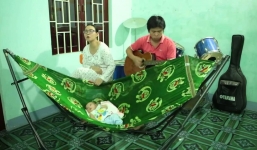 Chồng đàn, vợ hát ru con 'Mưa đêm tỉnh nhỏ' gây sốt cộng đồng mạng